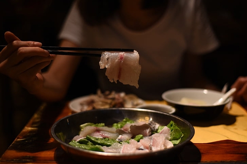 梦见爸爸一个人在吃饭